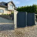 Brama łamana na trudny podjazd – kiedy warto zastąpić nią tradycyjne rozwiązania