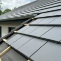 Dachówka ceramiczna czy betonowa? Porównanie trwałości, ceny i estetyki pokrycia dachowego