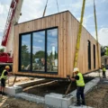 Domy modułowe a szkieletowe – czym się różnią i co wybrać na całoroczne mieszkanie?