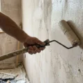 Jak długo schnie grunt przed malowaniem? Najczęstsze błędy, które opóźniają remont
