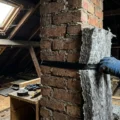 Nieocieplony komin na strychu i w piwnicy – dlaczego to błąd i jak go naprawić