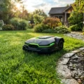 Roboty koszące w 2026 roku – jak wybrać nowoczesną kosiarkę automatyczną do ogrodu