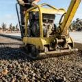 Stabilny fundament na lata: Jak prawidłowo przygotować i zagęścić grunt pod płytę betonową?